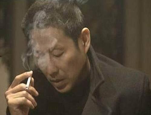 男明星抽烟被爆料视频大全,盘点男明星被曝光抽烟瞬间 第3张 男明星抽烟被爆料视频大全,盘点男明星被曝光抽烟瞬间 第3张